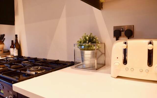 5 Bedroom Family Home in Acton