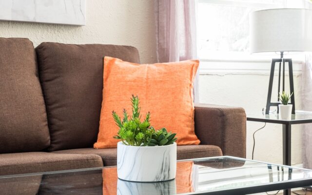 1 BR with Parking next to Bay and Shopping by Frontdesk