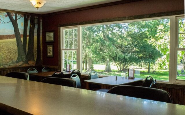 Edgewater Inn & Riverside Grill