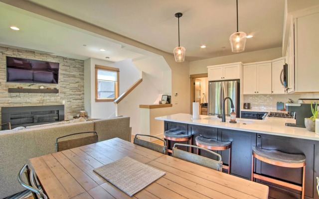 Charming Cle Elum Townhome w/ Balcony & Views