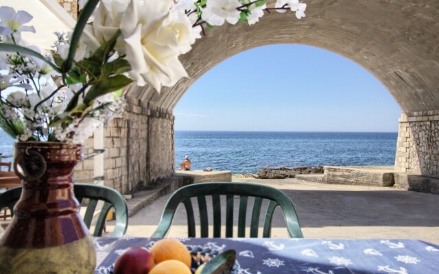 Lo Scalo, Front sea House