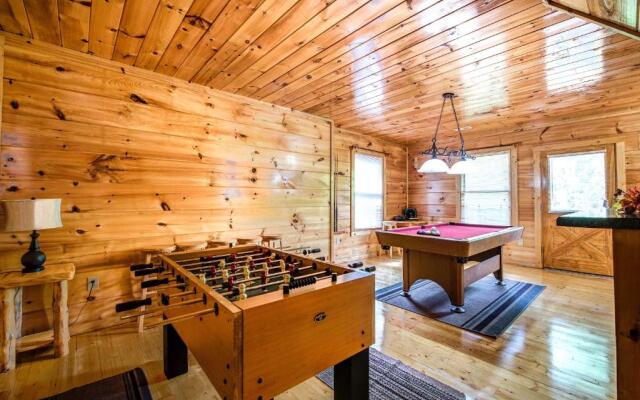 Cabin of Dreams, 3 BR, Water View, WiFi, Hot Tub, Pool Table, Sleep 8