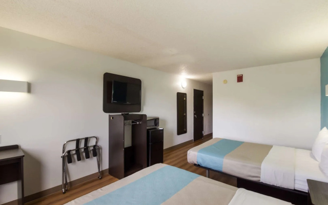 Motel 6 Rothschild, WI
