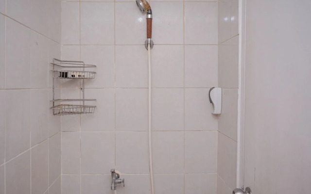 Comfortable and Warm Studio at Poris 88 Apartment