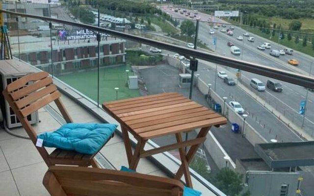 Lovely 1-B Living Apt Terrace Near Mall of Istanbul