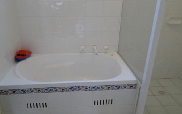 2 'Copacabana', 61 Sandy Point Road - Cute Unit With Water Views From The Balcony – Bathroom – Corlette