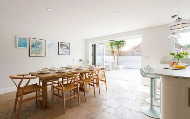 Chic 4-bed Coastal Retreat in Heart of Bosham