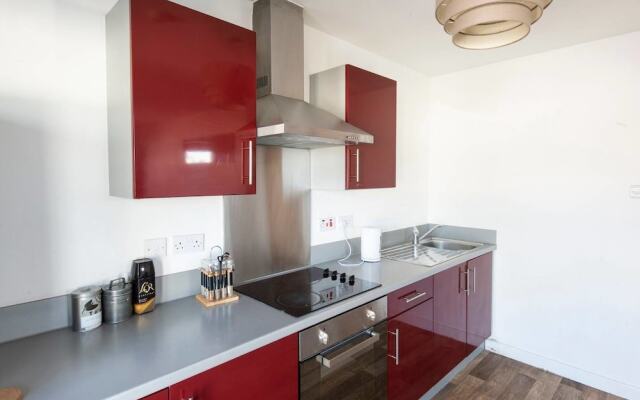 Cosy Central 3 Bed Property w/ Balcony - Sleeps 6