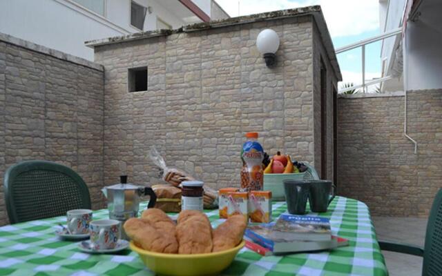 Apartment Near The Beach With Air Conditioning Pets Allowed