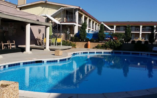 R Nite Star Inn & Suite
