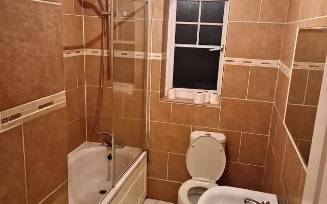 Family-friendly 3BR - Parking, London Access