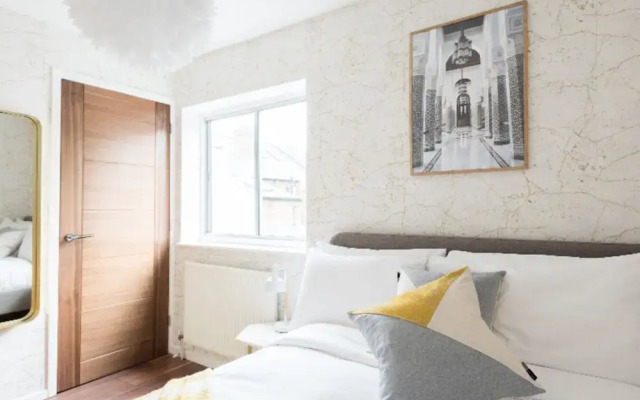The Century Chalet - Contemporary 2bdr with Parking