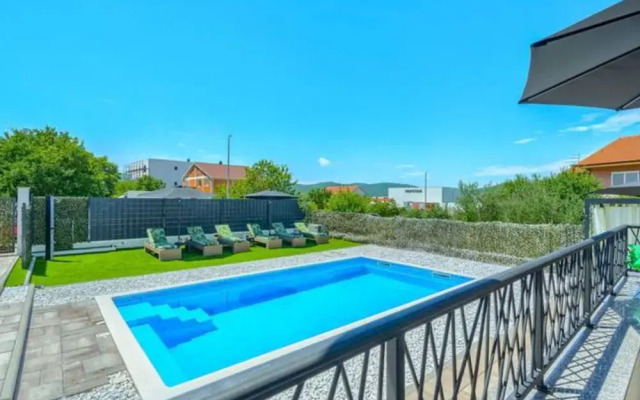 Villa Dreamin With Heated Pool & Hot Tub