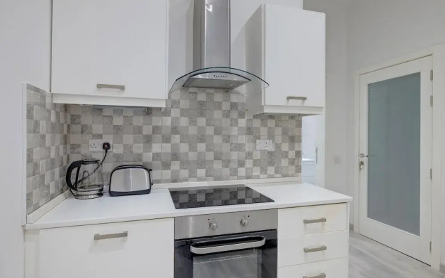 Stylish 1BR Apartment Steps to the Promenade