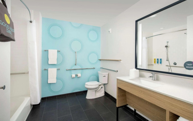 Tru by Hilton Lake City