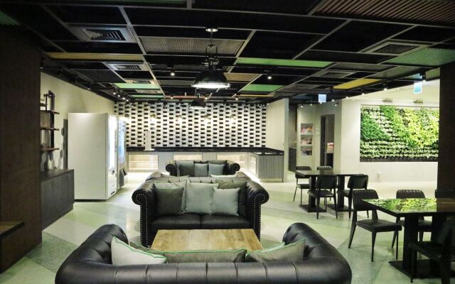 Green World Triplebeds Hotel
