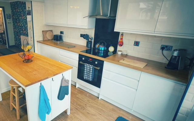 Near Beach - Garden - Pets - Parking - Sleeps 4