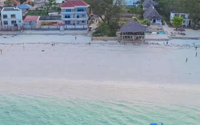Uroa Beachfront 2BR • Balcony • Free Wi-Fi