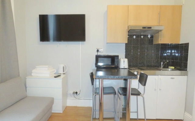 Quiet and Convenient Studio for 2 in London