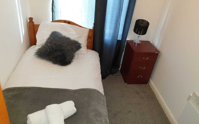 2 Bed Apartment B70 off M6 With Free Parking