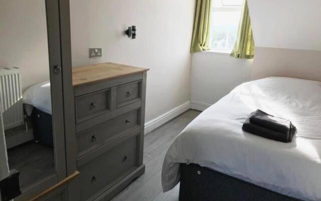 Large 7 bedroom House with Parking near City Centre