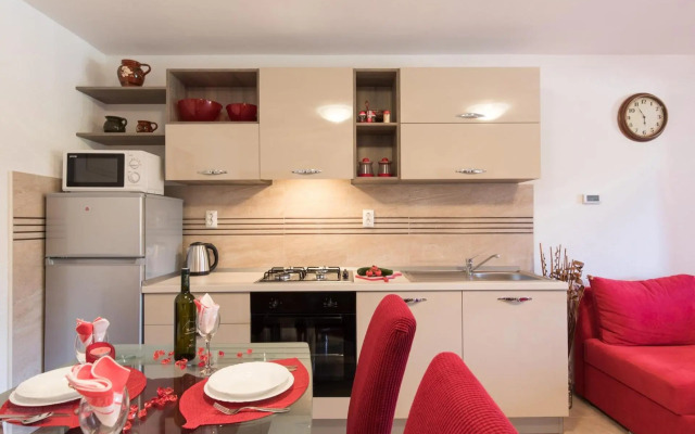 Apartment Doris, Nenadici