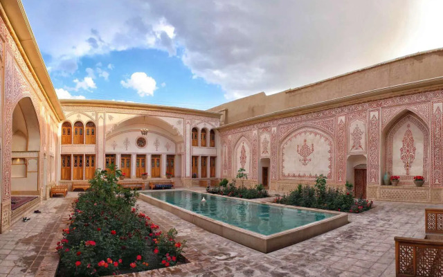 Mahinestan Raheb Hotel