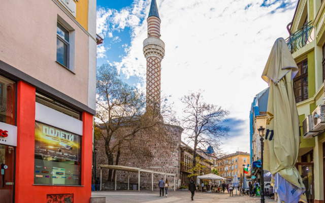 1BD Apartment with a Cute Balcony in Kapana