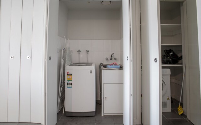 Russell St. Hotel Apartment