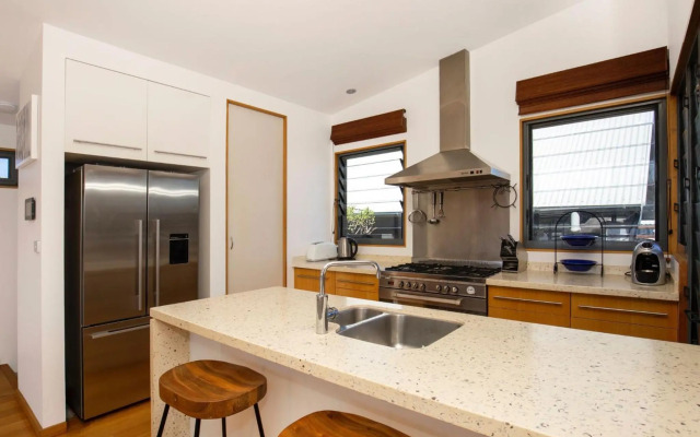 Illaroo I Absolute Waterfront with Spa