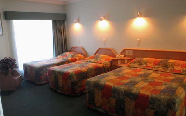 Runaway Bay Motor Inn