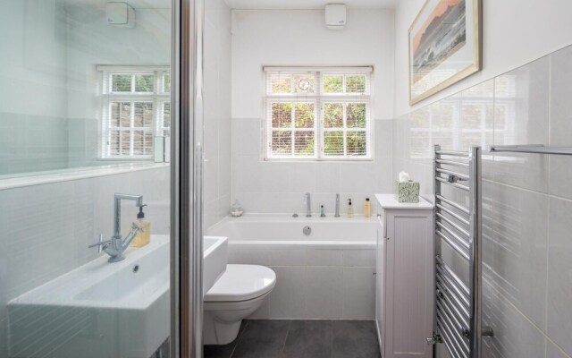 Charming 2BR Flat With Patio in Hammersmith