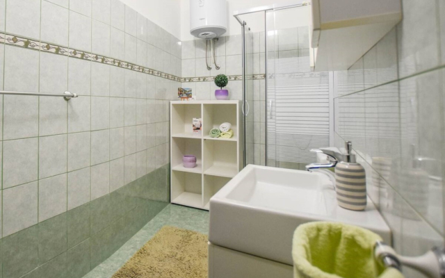 Apartment Dama - 10 m from beach: A1 Sukosan, Zadar riviera