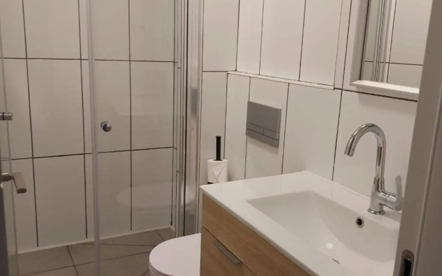 New Stylish 2-BR Apartment with Private Balcony