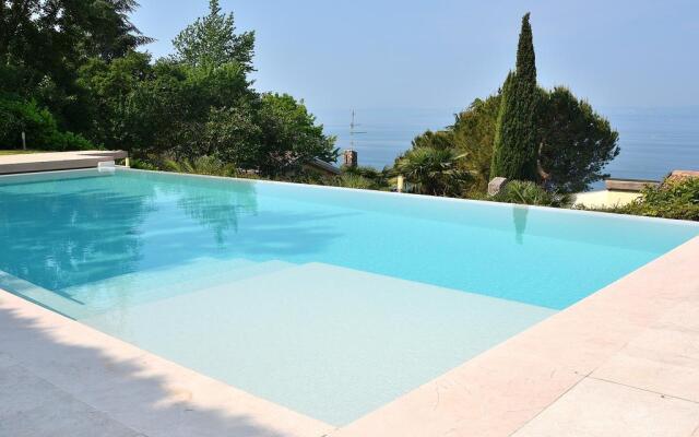 Villa Sybille With Pool And Lake View