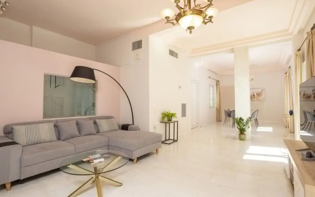The White Marble Luxury City Apt