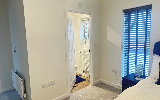 4 Bed House - Sleeps 8 - Pets - Parking - Wifi