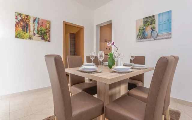 Apartment Niko - Two Bedroom Apartment With Swimming Pool