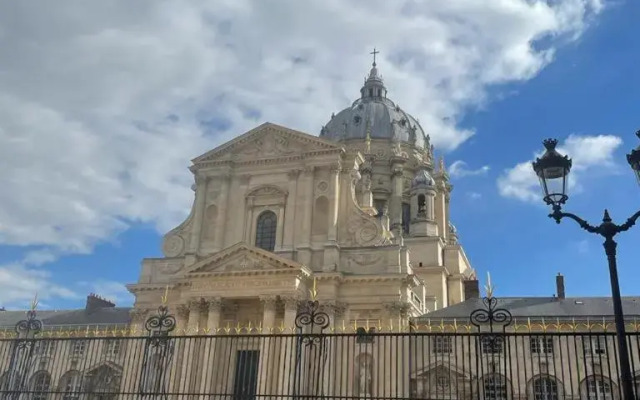 Paris: 2P refait à neuf et idéalement desservi