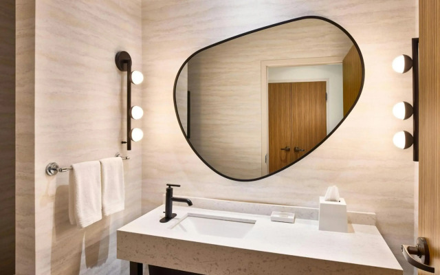 Renaissance® Phoenix Glendale Hotel & Conference Center