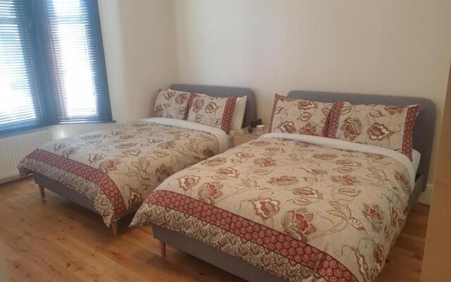 London Luxury 2 Bedroom Flat 5min walk from Overground, with FREE WIFI, FREE PARKING-Sleeps x6