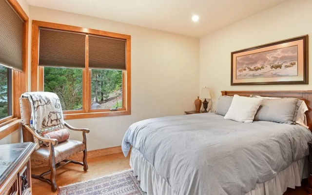 Luxury Mountain Retreat | Lake Views, Deck + BBQ | Pool Table & Chef’s Kitchen