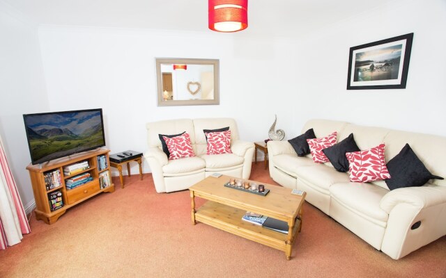 5 Riverside Gardens