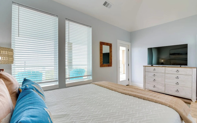 Steps to Beach: Vibrant House in Galveston!