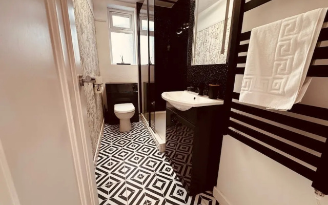 Luxury Adult-only 2-bedroom Bungalow With Hot Tub