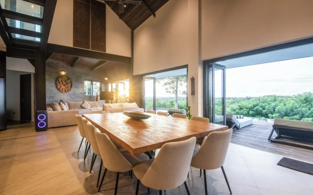 Luxurious 6BR Clifftop Villa, 5 Minutes to Bingin