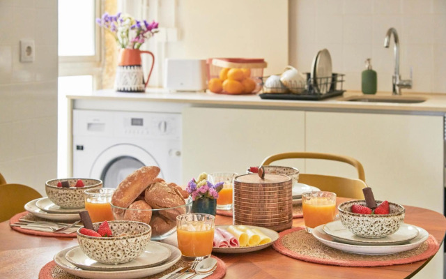 Sunny Pink Street Historical Apt, By TimeCooler