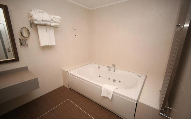 Grand Nora Hotel
