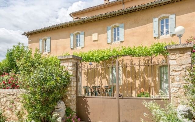 Secluded Holiday Home in Rustrel With Swimming Pool