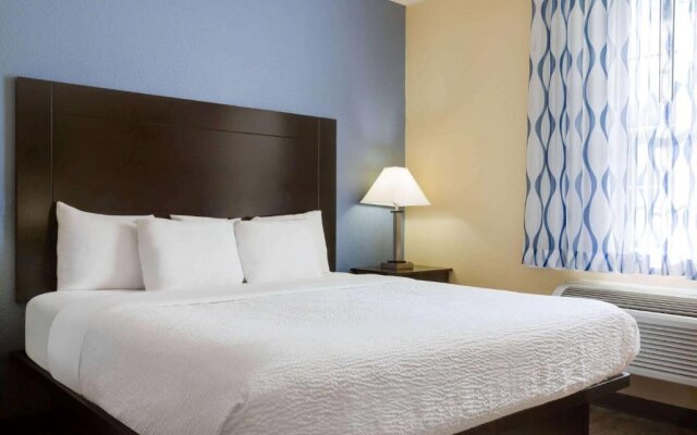 Days Inn & Suites by Wyndham DFW Airport South-Euless